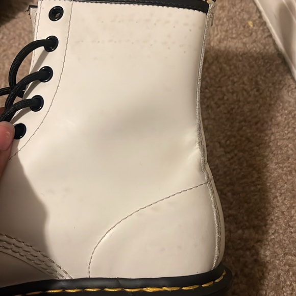 White leather Dr. Martens like new little wear. There are a few faint black dots - Picture 5 of 6